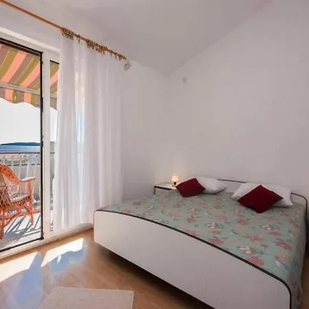 In Ibenik Near Adriatic Beaches アパート