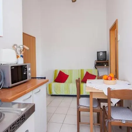 One-bedroom Near Apartment